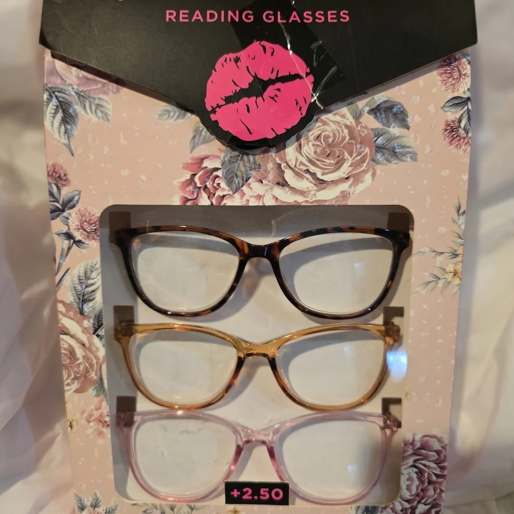 Betsey Johnson Reading Glasses Set